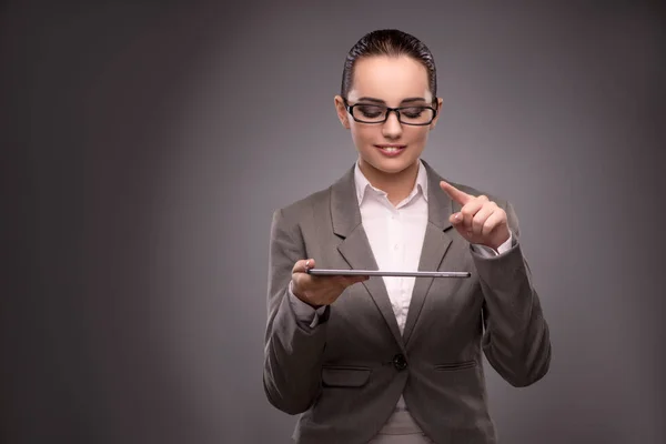 Young businesswoman working with tablet computer — Stock Photo, Image