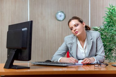 Aşırı kağıt iş stres altında kadın