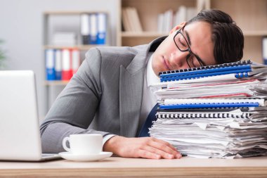 ofiste çalışan yakışıklı işadamı