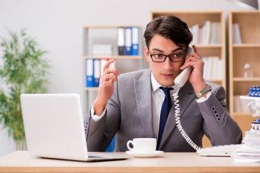 ofiste çalışan yakışıklı işadamı