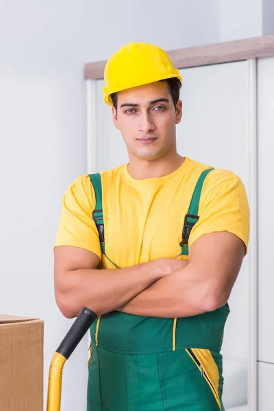 Lavoratore di trasporto consegna scatole a casa — Foto Stock