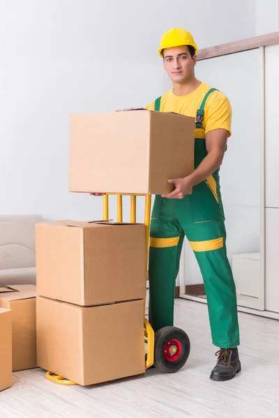 Transportarbeiter liefert Kisten ins Haus — Stockfoto
