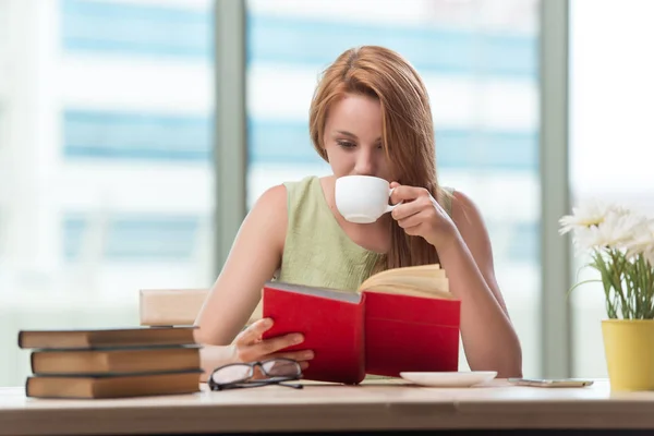 Junge Studentin bereitet sich auf Prüfungen vor und trinkt Tee — Stockfoto