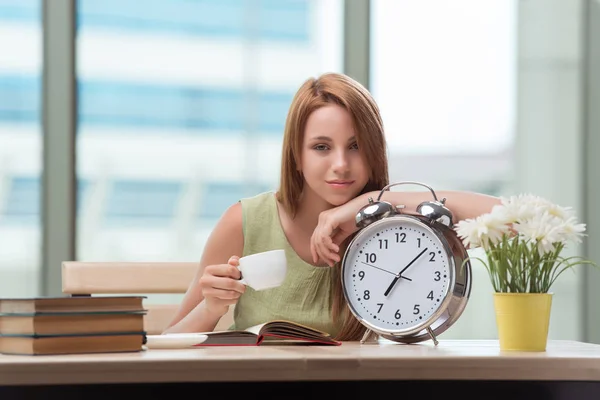 Leerling met wekker in het Frans ter voorbereiding van examens — Stockfoto