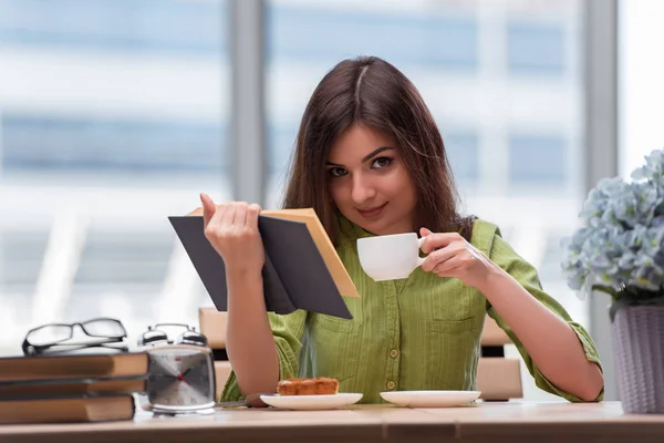 Giovane studente che si prepara per gli esami bere tè — Foto Stock