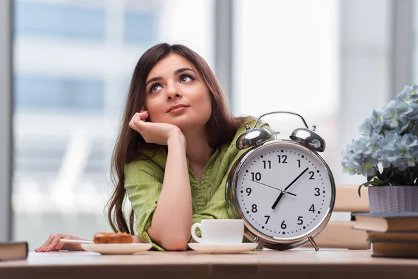 Leerling met wekker in het Frans ter voorbereiding van examens — Stockfoto