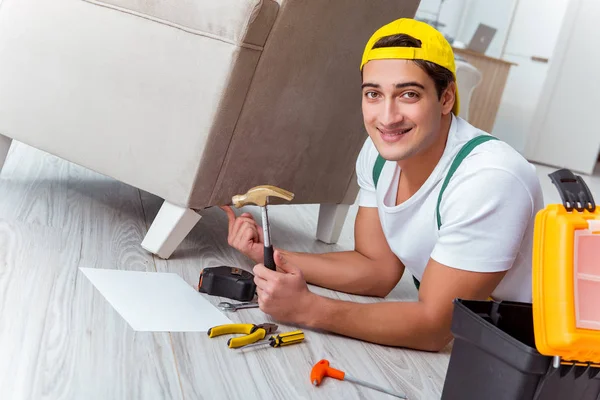 Travailleur réparer des meubles à la maison — Photo