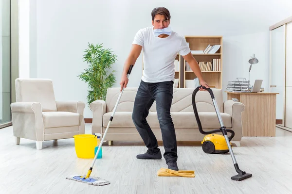 Koca adam evi temizliyor, karısına yardım ediyor.