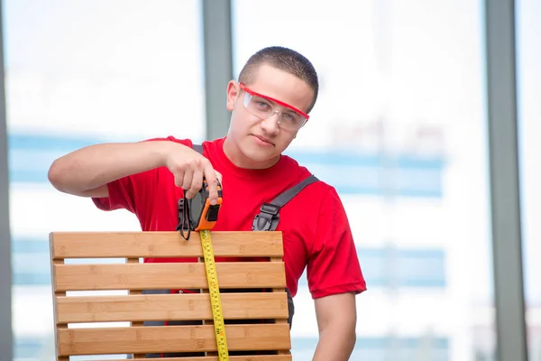 Mobiliário jovem carpinteiro em conceito industrial — Fotografia de Stock