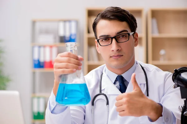 Lekarz mężczyzna pracuje w laboratorium — Zdjęcie stockowe