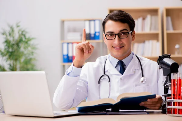Doctora joven estudiando educación médica —  Fotos de Stock