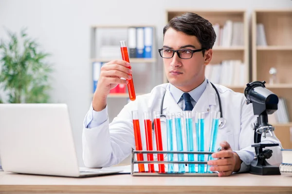 Homme médecin travaillant dans le laboratoire — Photo