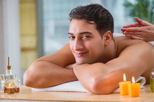 Bello uomo durante spa massaggio sessione — Foto Stock