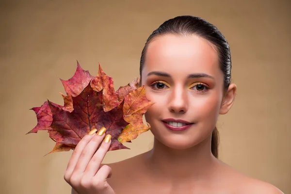 Όμορφη γυναίκα με φθινόπωρο ξηρά φύλλα — Φωτογραφία Αρχείου
