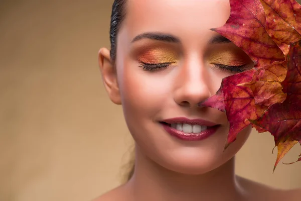 Hermosa mujer con hojas secas de otoño — Foto de Stock