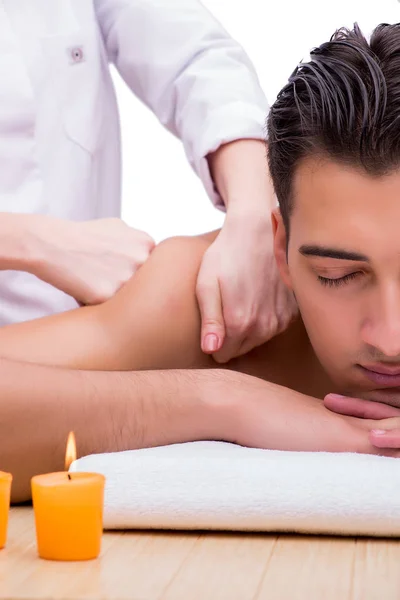 Hombre guapo durante sesión de masaje spa — Foto de Stock