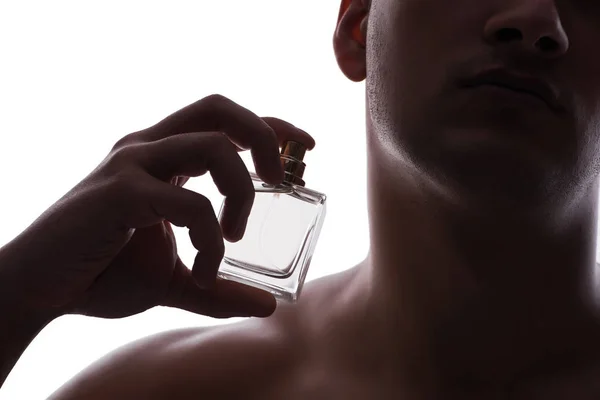 Homme sexy avec bouteille de parfum — Photo