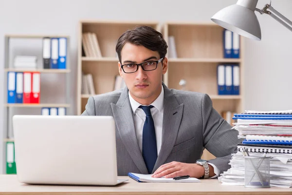 Knappe zakenman, werkzaam in het kantoor — Stockfoto