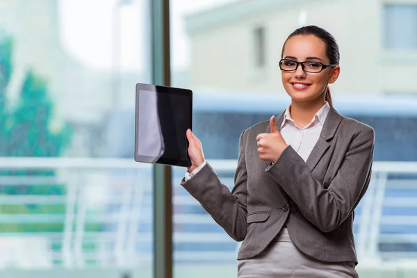 Mujer con Tablet PC en concepto de negocio — Foto de Stock