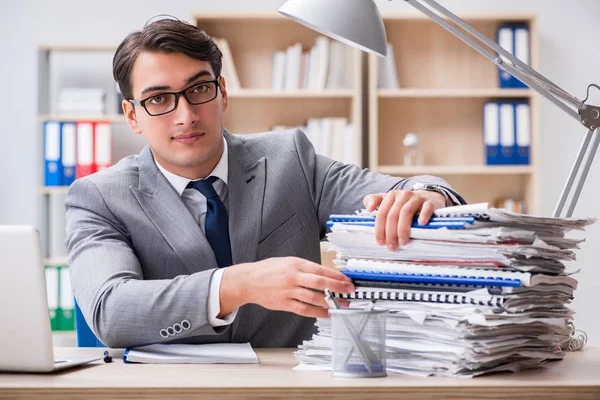 Stilig affärsman arbetar på kontoret — Stockfoto