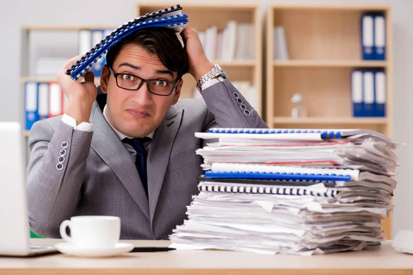 Bonito empresário que trabalha no escritório — Fotografia de Stock