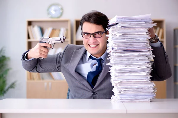 Empresario luchando para cumplir con los plazos desafiantes — Foto de Stock