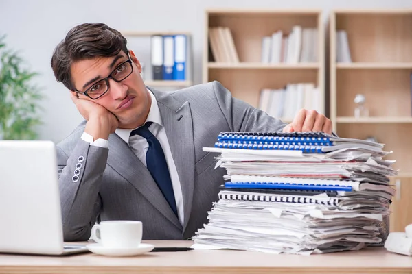 Schöner Geschäftsmann, der im Büro arbeitet — Stockfoto