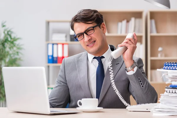 Bello uomo d'affari che lavora in ufficio — Foto Stock