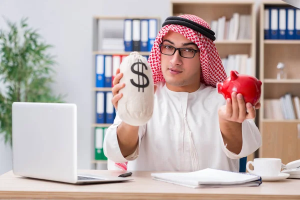 Арабский бизнесмен, работающий в офисе — стоковое фото