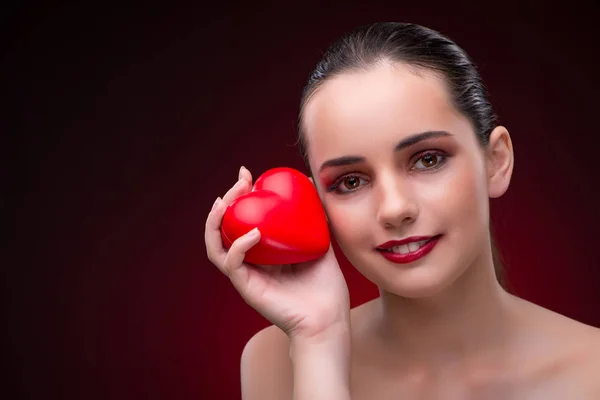 Junge Frau im Valentinstag-Konzept — Stockfoto