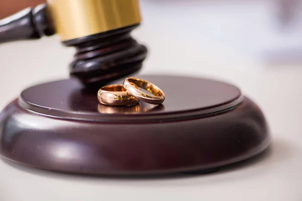 결혼 이혼 결정 판사 망치 — 스톡 사진