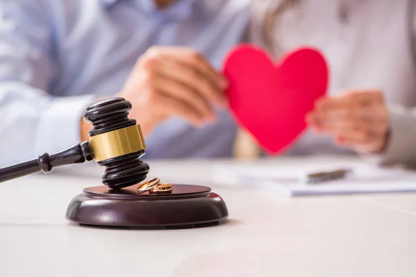 Rechter hamer beslissen over huwelijk, echtscheiding — Stockfoto