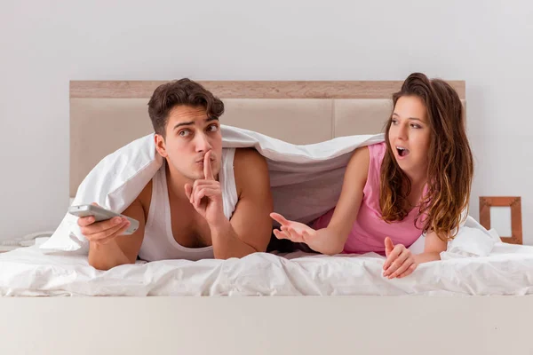 Conflicto familiar con la esposa marido en la cama — Foto de Stock