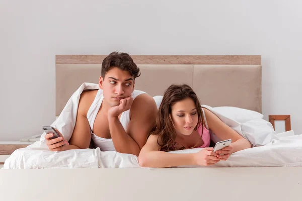 Conflicto familiar con la esposa marido en la cama — Foto de Stock