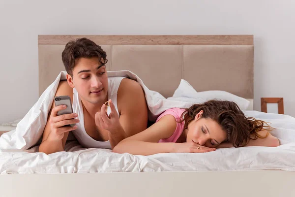 Conflicto familiar con la esposa marido en la cama — Foto de Stock