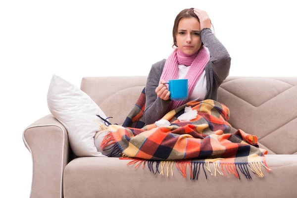 発熱時にお茶を飲む若い女性 — ストック写真