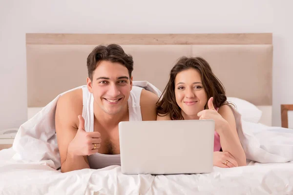 Funny koncepcji z żona i mąż w łóżku — Zdjęcie stockowe