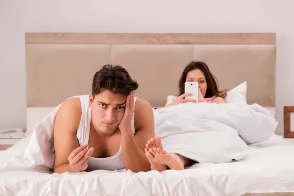 Rodinný konflikt s manželkou manžel v posteli — Stock fotografie