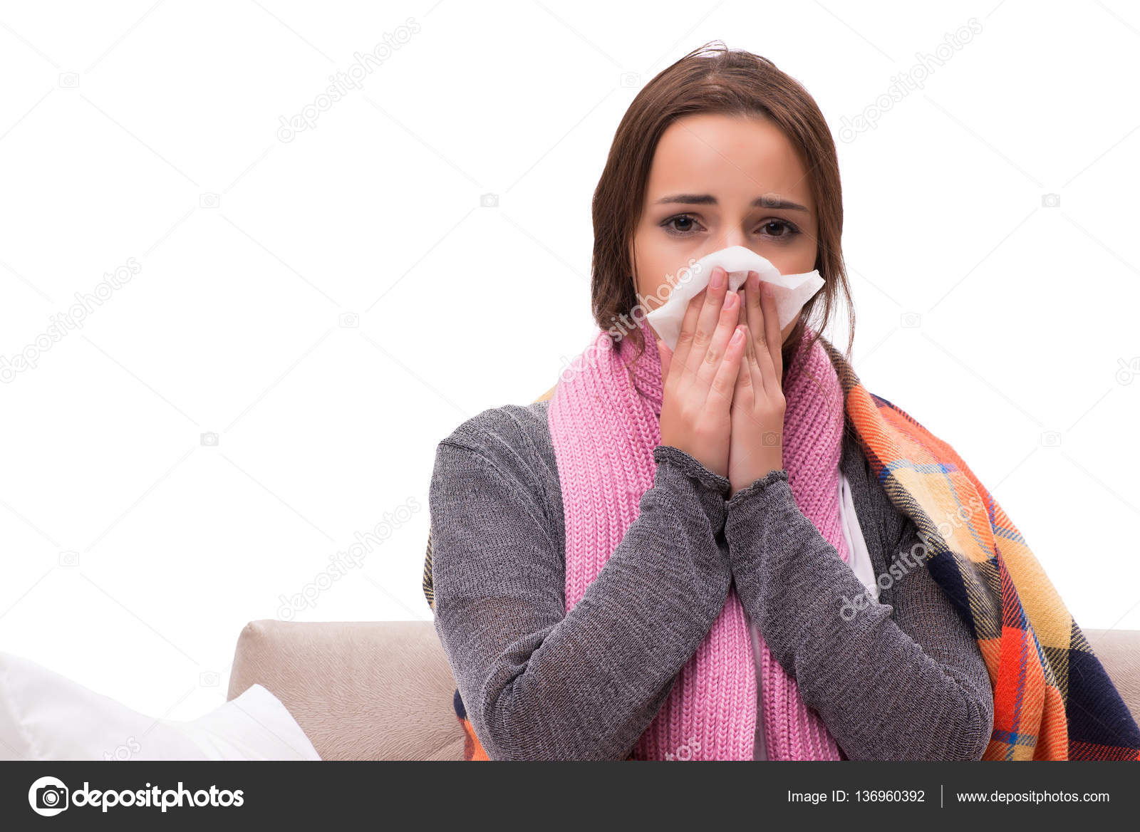 Насморк першение в горле. Человек болеет. Человек с больным горлом. Человек с насморком. Насморк першение в горле.