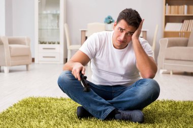 Bilgisayar oyunlarına bağımlı bir adam