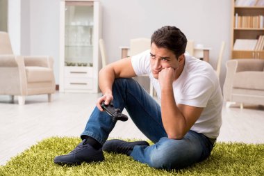 Bilgisayar oyunlarına bağımlı bir adam