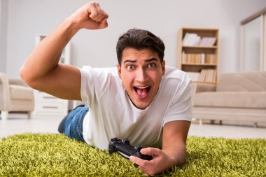 Bilgisayar oyunlarına bağımlı bir adam