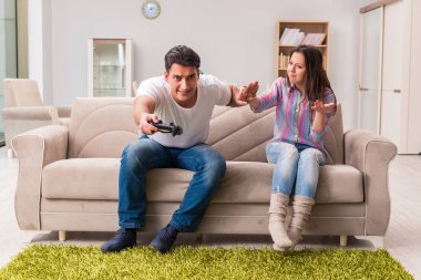 Bilgisayar oyunları bağımlılığından muzdarip genç aile