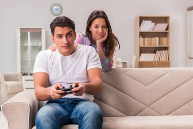 Bilgisayar oyunları bağımlılığından muzdarip genç aile