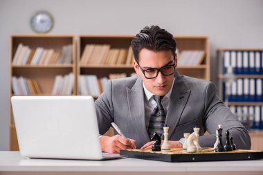genç işadamı ofiste satranç oynamayı