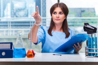 Genç kadın laboratuarda düğmelere basarak