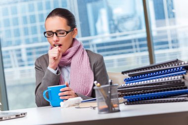 Ofiste hasta genç bir iş kadını var.