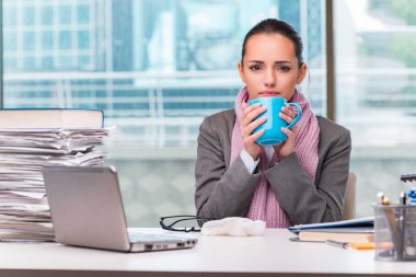 Ofiste hasta genç bir iş kadını var.