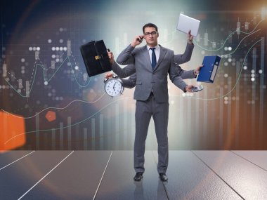 Çoklu görev kavramı içinde genç işadamı