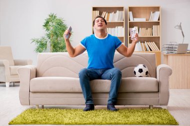 Adam evde futbol izlerken